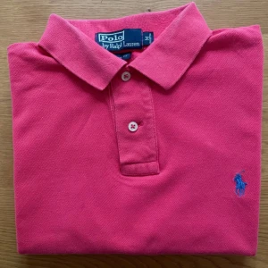 Rosa Ralph lauren piké - en riktigt fin rosa Ralph lauren piké. Tveka inte att skicka pm vid funderingar 🔥👍. Den är endast lite solblek men inga defekter osv. 