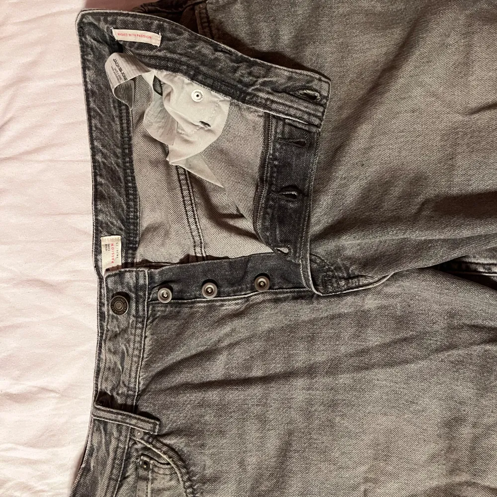 •34/34 •9/10 •Nypris 600. Jeans & Byxor.