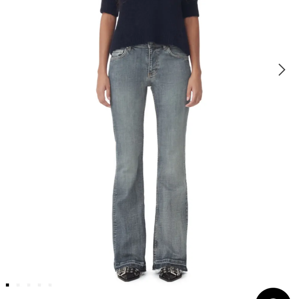Perfekta bootcut jeans från Ganni. Lowwaist med perfekt passform! Långa i modellen. Storlek 26. Nyskick! Nypris 1995kr. Jeans & Byxor.