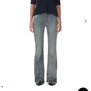 Perfekta bootcut jeans från Ganni. Lowwaist med perfekt passform! Långa i modellen. Storlek 26. Nyskick! Nypris 1995kr