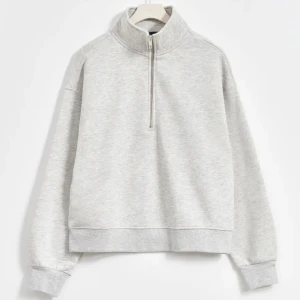 Gina tricot sweater  - Zip sweater slutsåld på Gina tricot. Storlek S, använd en gång 