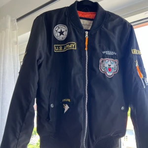 Olika bomberjackor - Bra skick  Röd: XS Svart: L  250 kr styck eller för båda för 350