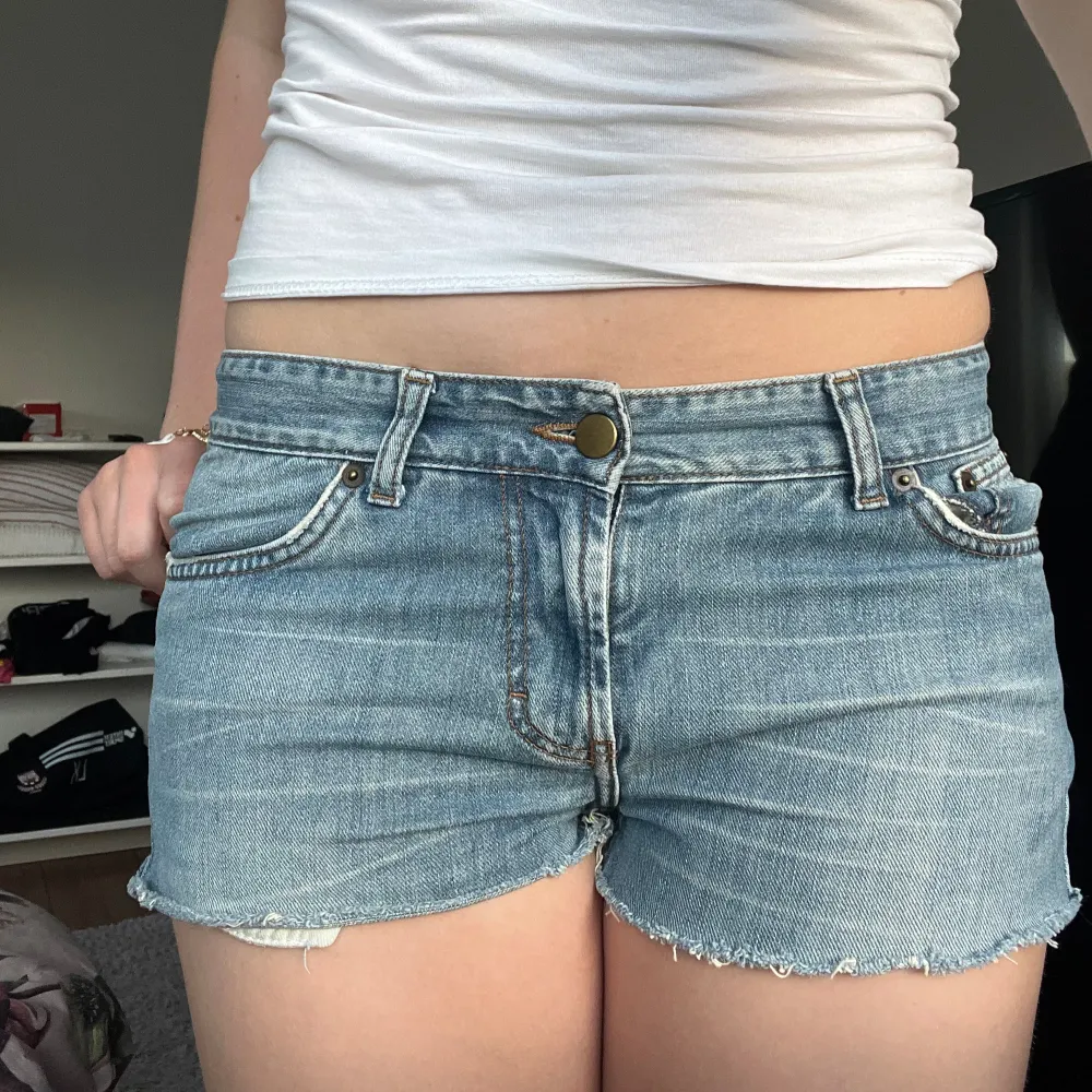 Assnygga jeansshorts i från H&m. Lågmidjade, bra skick och sitter jättesnyggt💓. Shorts.