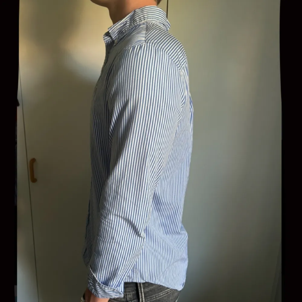 Väldigt snygg Ralph Lauren skjorta som är perfekt till sommaren, den är i bra skick 8/10 (avgör själv) | Hör av er vid eventuella frågor!. Skjortor.