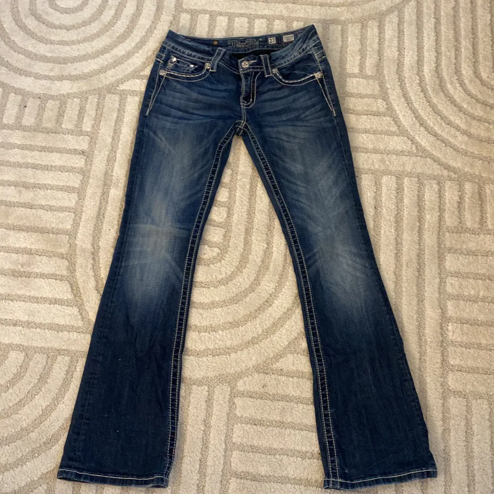 Säljer dessa jätte fina lågmidjade bootcut miss me jeans då dom inte kommer till användning💕 skicket är perfekt förutom att det är lite upprivet vid foten midjemåttet är 38 cm och innerbenet är 78 cm💕💕. Jeans & Byxor.