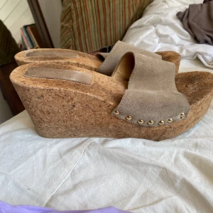 Kilklackar - Jättefina kilklackar köpte second hand men aldrig använda av mig 