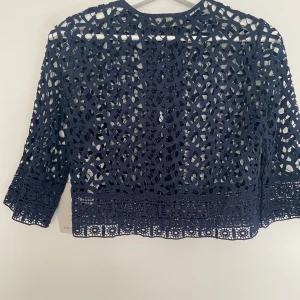 Spetskofta - Oanvänd spetskofta frpn Zara. Mörkblå xs.