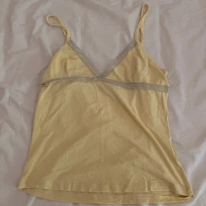 linne - gult linne med spets💛köpt second hand men inga defekter