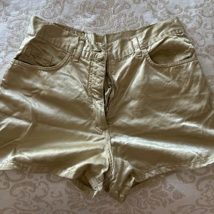 Shorts - Superfina guldiga shorts. Använda endast ett fåtal gånger!⭐️