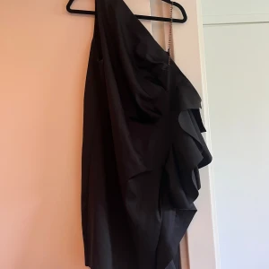 Festklänning från asos - Använd en gång innan studenten. Jättefin om man vill ha till något finare evenemang. Använder ej därför säljs den!