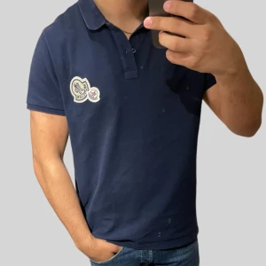 Moncler pike  - Säljer denna moncler piken perfekt nu till sommaren för dig som söker en go pike.  Vid frågor och funderingar angående piken bara att skriva!  