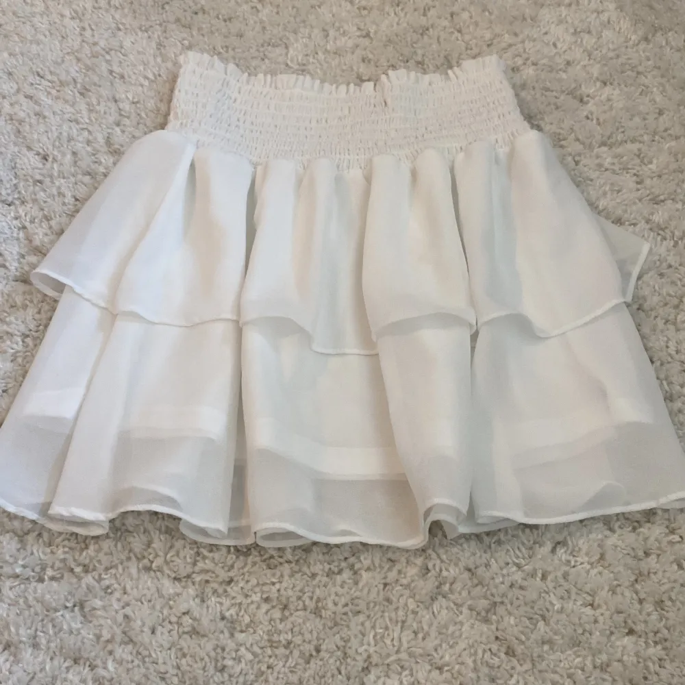 Jag säljer en vit kjol från Chelsea då jag köpte den i för stor storlek. Jag köpte den här på Plick för 150kr. Jag skulle gärna vilja byta mot en i storlek s.. Kjolar.