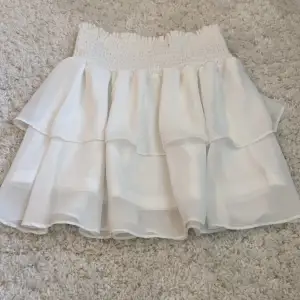 Jag säljer en vit kjol från Chelsea då jag köpte den i för stor storlek. Jag köpte den här på Plick för 150kr. Jag skulle gärna vilja byta mot en i storlek s.