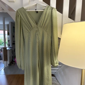 Långklänning  - Super fin grön långklänning, endast använd 1 gång😍slutsåld, nypris 600kr