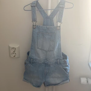 Hängselbyxor shorts i denim. - Inte trasiga, storlek 138-143. Perfekta för sommaren!😻😽