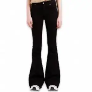 Hej jag säljer dessa jätte fina svarta jeans från dr denim i modellen Macy! Dom är i jätte bra skick och skulle säga dom är mid Waist! Köpt för 600kr