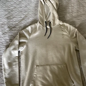 Beige hoodie - Ljus beige hoodie i nyskick. Pris kan diskuteras.