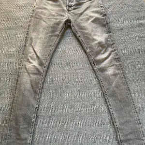 Tjena! Säljer nu mina grå Dondup George jeans i storlek 30 som är i nyskick. Hör jättegärna av dig ifall du har frågor eller är intresserad!💫✨