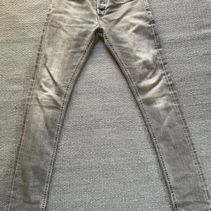Dondup George - Tjena! Säljer nu mina grå Dondup George jeans i storlek 30 som är i nyskick. Hör jättegärna av dig ifall du har frågor eller är intresserad!💫✨