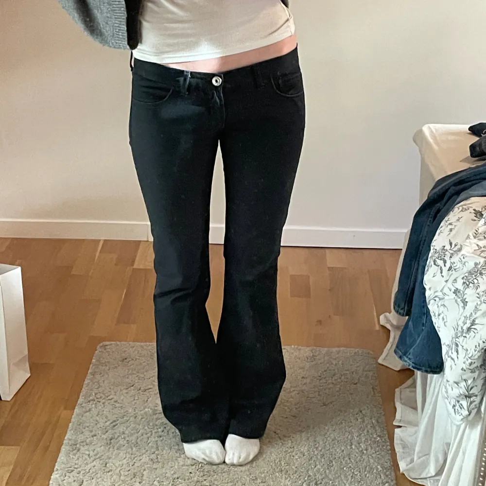 Lågmidjade svarta bootcut jeans från Replay! Jag är 179cm:). Jeans & Byxor.
