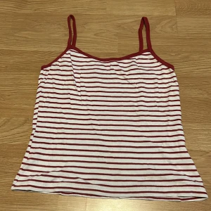 Linne - Super gulligt randigt linne. Från Vero Moda. Storlek S. Någon enstaka liten  fläck som syns på bild 4:a, annars fint skick💗