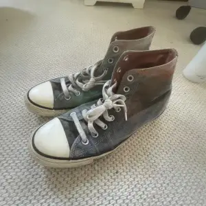Skit snygga multifärgade glitter Converse skor i strl 40.  Ganska använda . Pris kan diskuteras.