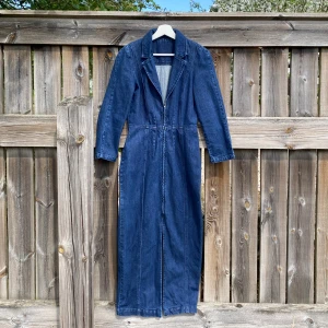 Jeansklänning - Svinsnygg jeansklänning med slits och dragkedja säljes då den tyvärr inte passar längre. Använd 2 gånger