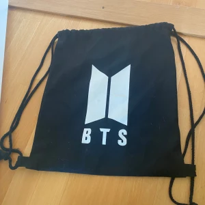 BTS saker! - 💜PRISET STÅR FÖR PÅSEN, om du vill köpa något annat tar jag swish!💜  PRISLISTA: Påse: 50kr Nyckel-halsband: 30kr Armband: 20kr Pins: 30kr Alla Klistermärke: 40kr Mobil-stöd: 10kr  Masker: 20kr Nyckelring: 10kr