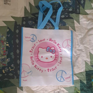 Hello Kitty kasse  - Fint skick. I princip oanvänd. Vid funderingar skicka gärna pm. Pris är diskuterbart 