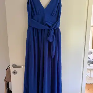 Blå balklänning med knytning framtill 