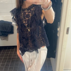 Zara topp - Säljer denna zara topp. Köpt förra sommaren. Använd 1 gång, super fint skick. Storlek S❤️använd gärna köp nu, annars så kan jag mötas i Stockholm ❤️hör av er vid frågor. Frakt ingår ej i priset. Puss