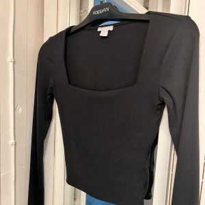 Topp med fyrkantig urringning - I mycket fint skick 💗 