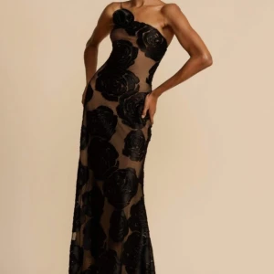 Balklänning  - Säljer denna super coola balklänning, då den inte passade mig! Köpt i storlek M men passar S/Xs. Köptes från Sunfere för 625 kr, skriv om ni vill ha fler bilder 🥰