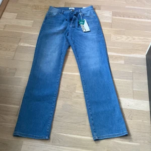 Helt nya jeans - Stretch jeans Only , High waist Straight strl 33/32