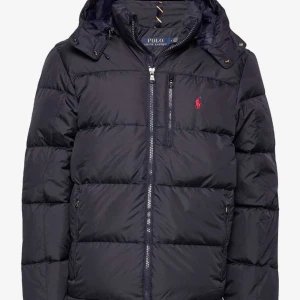 Ny polo ralph lauren jacka - Säljer min ralph jacka i storlek Xl men sitter bra på mig på 180 cm. Jag har kvar kvitti skriv gärna vid frågor