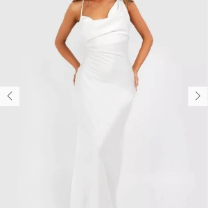 Långklänning - Vit långklänning från bohoo, endast testad! Säljer då den inte passar mig  - köparen står för frakten  - köpt för 396 kr 