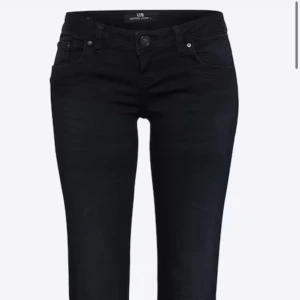 Säljer dessa ltb jeans - Säljer dom här för att dom inte passar längre. Ett hål på innersidan av byxan men som lätt går att laga och lite slitna nere vid benen därför av priset🩷kommer inte kunna posta jeansen förns i augusti eftersom att jag är bortrest