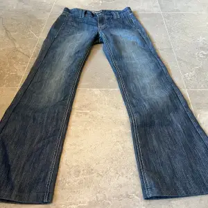 Sjukt snygga jeans nu till sommaren💕 Midja rakt över: 36 Innerben: 70 Skriv för mer info!💕Köparen står för frakt💖Pris kan diskuteras💘