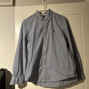 Ralph Lauren skjorta - Snygg Ralph Lauren skjorta. Skick 9/10. Ser helt ny ut. Säljer då den är för liten. Storlek XXS-XS (164). Skriv gärna om du har funderingar. Priser går att diskutera vid snabb affär🙂