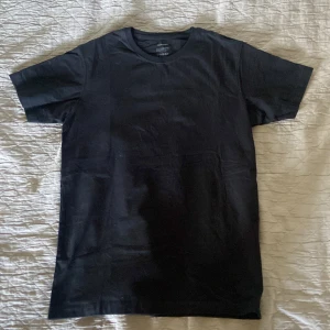 Svart tshirt  - Svart tshirt i nyskick. Pris kan diskuteras.