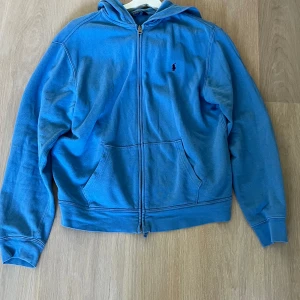 blå ralph lauren zip hoodie - Hej, jag säljer min blåa polo zip hoodie. Nypris 1000kr mitt pris 500kr 🔥den är i nyskick. Pris kan diskuteras vid snabb affär.