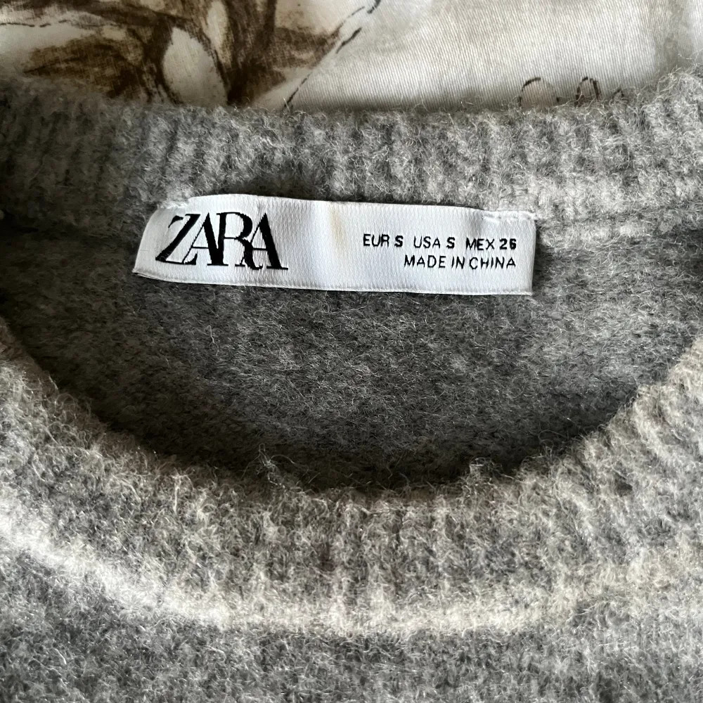 Snygg stickad T-shirt köpt från ZARA för 270kr men säljer för 189 (pris kan diskuteras). Inga defekter då den knappt är använd.🥰 Kom privat vid eventuell frågor🩷. T-shirts.