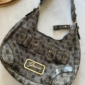 Guess väska  - Guess väska i mycket gott skit nästan oanvänd, pris kan diskuteras jag är öppen för förslag! 