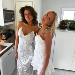 Maxiklänning - Säljer min jättefina bal/maxiklänning med öppen rygg från zara🥰 (lånade bilder) kom privat för fler egna bilder