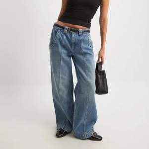 Helt oanvända jeans i storlek 40 🤍 ”Low Waist Pocket Detail Denim” i färgen Mid Blue 😇 säljer då de var för korta för mig (jag är 180 cm) originalpris 699kr
