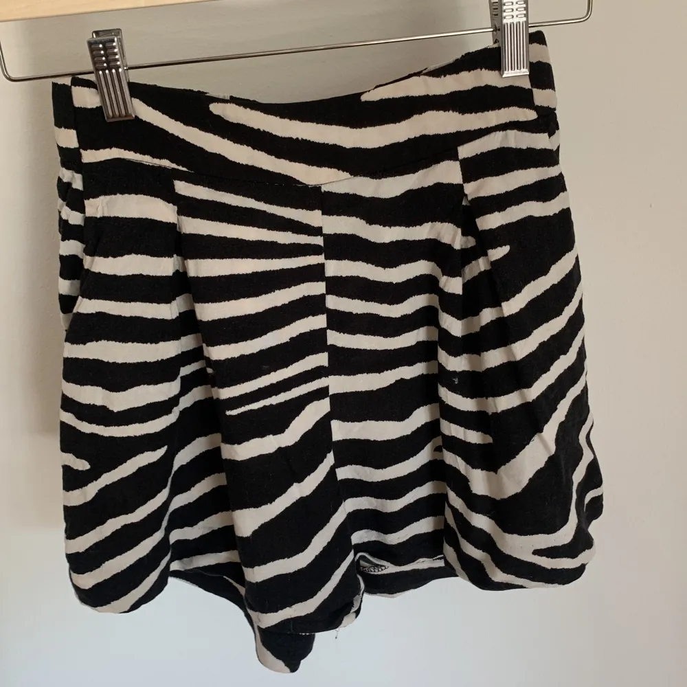 Super sköna tunna shorts från HM  i zebra mönster. Snygga på med fickor och resår vid baksidan  linning. Stl 32. Shorts.