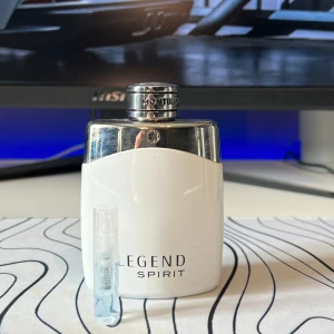 Montblanc Legend Spirit - Parfym Samples av Montblanc Legend Spirit! Finns i 1ml, 2ml, 3ml, 5ml och 10ml. 1ml=17kr, 2ml=35kr, 3ml=49kr, 5ml=65kr, 10ml=119kr. 18kr frakt, betala med Swish😁