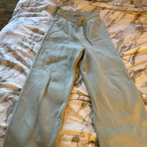 Mjukis sätt från Nelly  - Säljer detta mjukis sätt från Nelly. Finns att köpa separat med. Byxor har tappat en av mitlalbitarna men annars är det som nytt. Tröjan är i M och byxorna i S. Är skönt på o sitter bra. (Byxorna är rätt så långa i benen för mig)