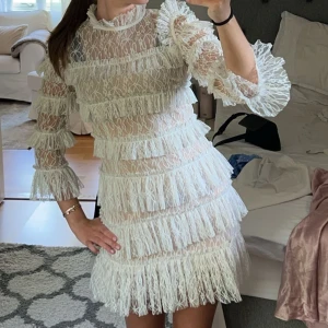 By Malina klänning - Säljer min jättefina By Malina klänning i modellen Carmine som jag bara använt en gång!🩷 helt perfekt högtids klänning eller fest klänning speciellt nu till studenten och kan posta redan idag! Intresserad av klänningen på sista bildenom någon har den