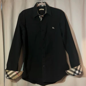 Burberry skjorta  - Säljer denna burberry skjorta i storlek L men passar M. Skjortan är i väldigt bra skick. Pris kan diskuteras vid snabb affär. Skriv om du har några frågor.